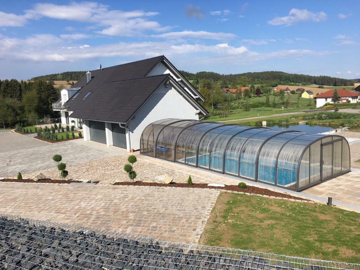 Landhaus Ferienwohnungen Mit Pool Und Wellness Neukirchen-Balbini Екстер'єр фото
