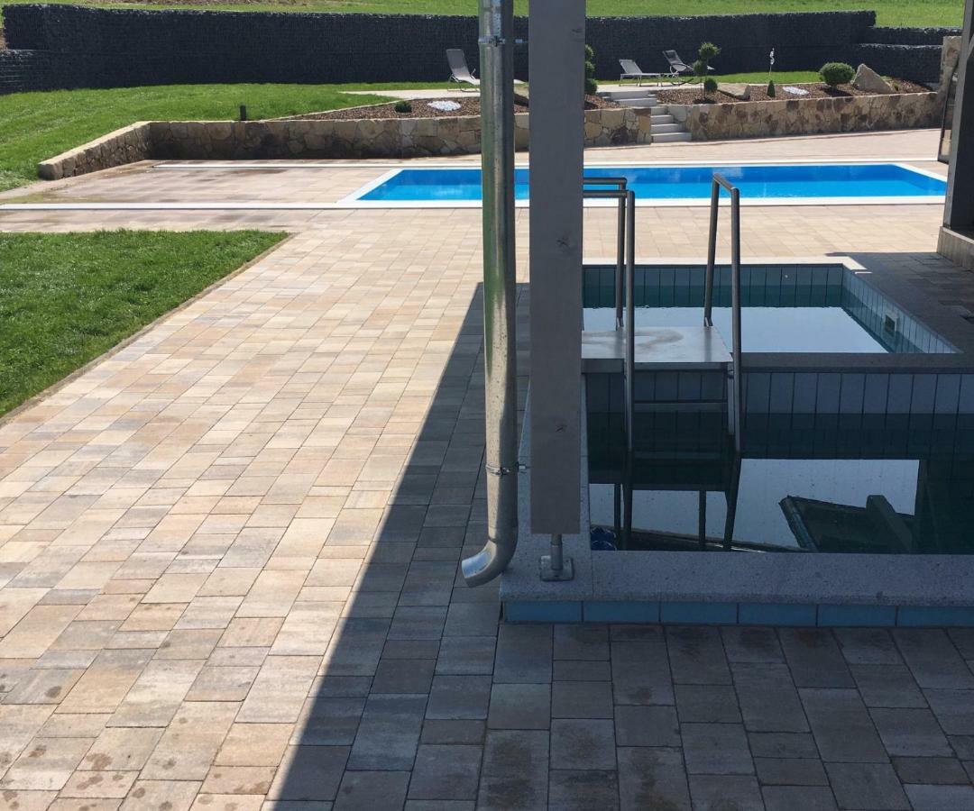 Landhaus Ferienwohnungen Mit Pool Und Wellness Neukirchen-Balbini Екстер'єр фото